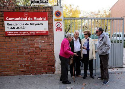 Varios mayores en la puerta de la residencia San José de la Comunidad de Madrid.