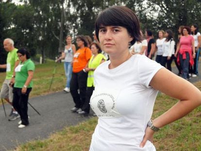 Laura Galdo, profesora de Audición y Lenguaje en Narón, junto a otros padres y docentes en su protesta contra los recortes.