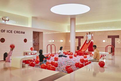 Piscina de confeti y bolas en el Museo del Helado de Nueva York (MOIC).