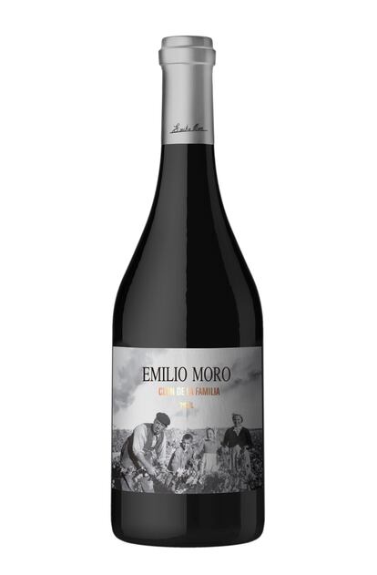 La bodega vallisoletana Emilio Moro, enclavada en la Ribera del Duero, presenta Clon de la Familia 2014, un vino de edición limitada que encarna la más pura esencia del clon de tinto fino, una variedad plantada en los viñedos de la familia por el fundador de la bodega y que constituye uno de sus mayores activos. De color rojo cereza intenso con ribetes rubí; en nariz destaca la fruta madura, con toques de mineralidad. En boca es intenso, sedoso y muy equilibrado, de posgusto largo y persistente. Los beneficios obtenidos de su venta se destinarán a financiar los proyectos que la Fundación Emilio Moro lleva a cabo tanto en España como en Latinoamérica. Precio: 200 euros.