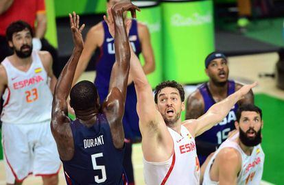 Gasol intenta taponar a Durant.