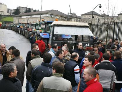 Manifestaci&oacute;n de ganaderos detr&aacute;s de la sede de la Xunta, en Santiago. 