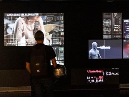 Un visitante observa una muestra sobre inteligencia artificial en el Centro de Cultura Contemporánea de Barcelona el pasado octubre.