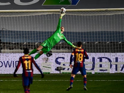 Ter Stegen despeja a mano cambiada un disparo de la Real en las semifinales de la Supercopa