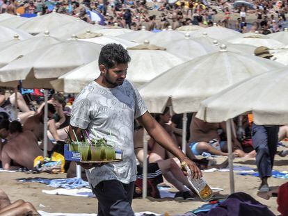 Un vendedor de mojitos en la playa de la Barceloneta.
