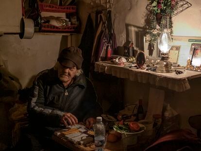 Abdel Latif, de 76 años, en el interior de su vivienda, el pasado 2 de diciembre en Beirut.