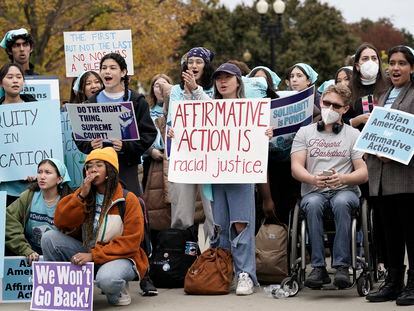 Manifestantes a favor de la discriminación positiva en el acceso a la universidad, este lunes, frente al Tribunal Supremo.
