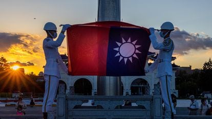 Ceremonia de bajada de bandera en Liberty Square, Taipéi (Taiwán), el 9 de agosto.