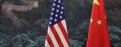 Banderas de EE UU y China, ante la Gran Muralla, en 2012.