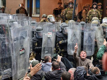 Manifestantes serbokosovares se sientan en el suelo frente a soldados de la Fuerza de Kosovo (KFOR) de la OTAN en la ciudad de Zvecan, en Kosovo.