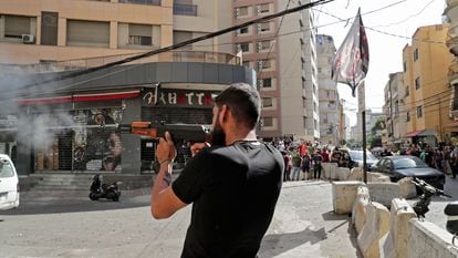 Un hombre dispara su arma en el barrio de Tayuné durante los enfrentamientos este jueves en Líbano.