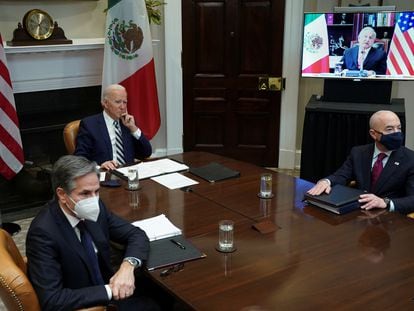 Joe Biden, junto a los secretarios de Estado y de Seguridad Nacional, durante la llamada con López Obrador en marzo.