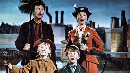 Julia Andrews y Dick Van Dyke, en 'Mary Poppins', dirigida por Robert L. Stevenson.