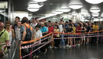 Control del acceso a los andenes en la estación de La Sagrera, ayer, durante la huelga de metro