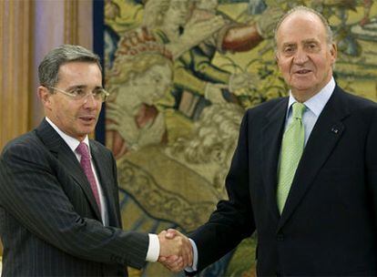 El presidente de Colombia, Álvaro Uribe, durante la audiencia con el rey Juan Carlos ayer en Madrid.