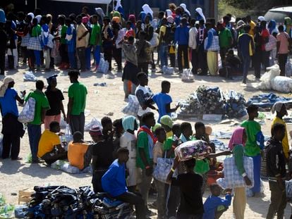 Migrantes esperan en el centro de migración de Lampedusa, Sicilia, el pasado 14 de septiembre.
