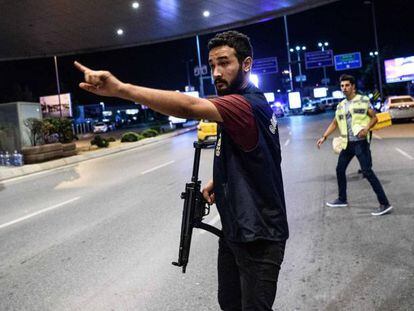 La policia talla l’accés a l’aeroport d’Istanbul després de l’atemptat.