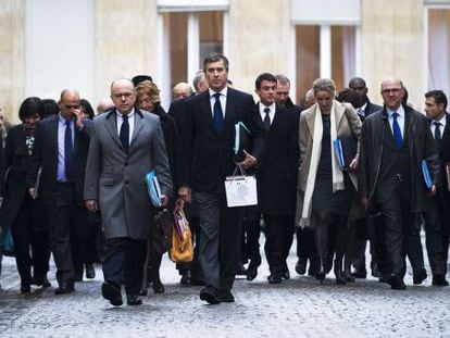 Un grupo de ministros franceses acude a una reuni&oacute;n en Par&iacute;s.