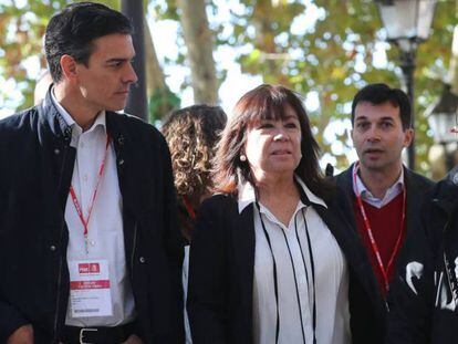 El secretario general del PSOE, Pedro S&aacute;nchez, y la presidenta, Cristina Narbona, junto a Miquel Iceta, camino a la reuni&oacute;n del Comit&eacute; Federal del partido. 