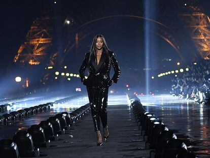 Naomi Campbell cierra el desfile de Saint Laurent a los pies de la Torre Eiffel