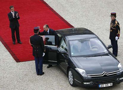 El discurso de investidura del nuevo presidente de Francia ha tenido un apartado para su antecesor. Sarkozy ha aplaudido la labor de Jacques Chirac, que le cede el testigo tras 12 años en el poder, a favor de la paz y en defensa de los valores de Francia en el mundo, así como su papel en el despertar de las "consciencias" sobre el "desastre ecológico".