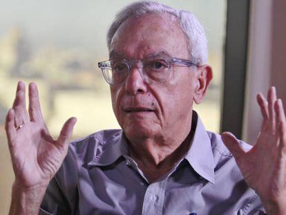 Eusebio Leal, Historiador de la Ciudad, habla con El País durante una entrevista, en la emisora Habana Radio, en la Lonja del Comercio de La Habana, Cuba.
