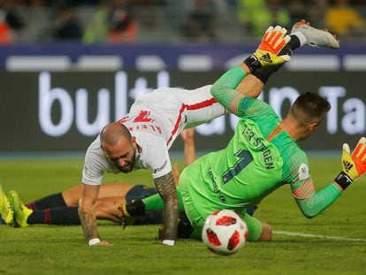 Momento en el que Ter Stegen hace penalti a Aleix Vidal. 