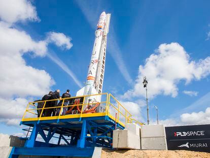 Personal de PLD Space, en la plataforma de lanzamiento del 'Miura 1', en la base del Inta en Huelva.