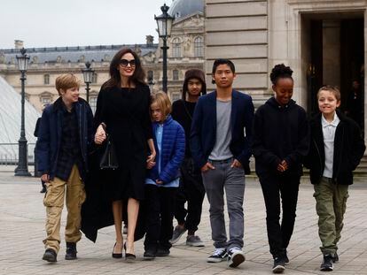 Angelina Jolie junto a sus seis hijos en París, en enero de 2017.