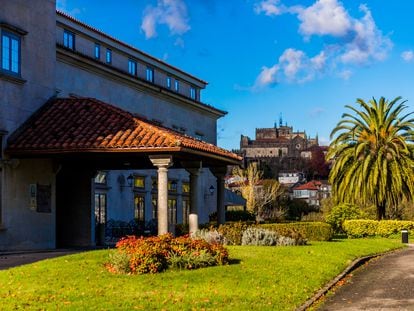 El parador de Tui, una recreación de un pazo gallego, y, al fondo, a un kilómetro de distancia, la catedral de Santa María.