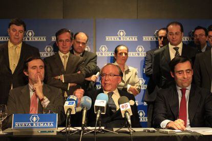 José María Ruiz Mateos (en el centro) cuando anunció que diez empresas de Nueva Rumasa se habían acogido a preconcurso de acreedores.