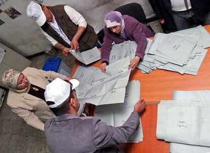 Trabajadores iraquíes de la Comisión Electoral Independiente cuentan papeletas en un colegio de la capital. En el país se han desplegado de unos 100.000 observadores locales y más de 1.400 internacionales.