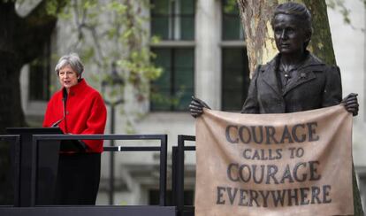 La primera ministra Theresa May este martes en la inauguración de la estatua de la sufragista Millicent Fawcett en la plaza del Parlamento Británico, en Londres.