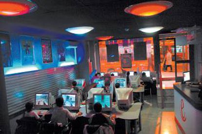 Un cibercafé en Madrid, en 2006.