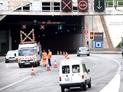 Obras de mantenimiento en una carretera de Barcelona.