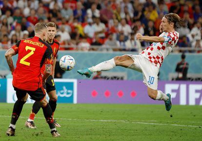 Luka Modric controla el balón en presencia del belga Toby Alderweireld.