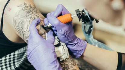 Algunas máquinas para tatuar incluyen guantes desechables para garantizar la máxima higiene. GETTY IMAGES.