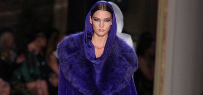 La modelo Karlie Kloss vistiendo un abrigo de piel de Versace en la Semana de la Moda de París de 2014.