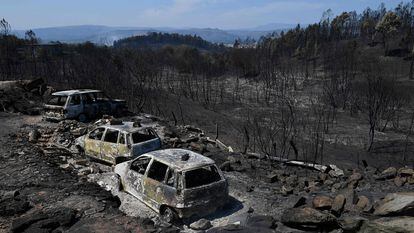 Coches quemados tras el paso de un incendio forestal cerca del pueblo de Verín (Ourense), este jueves.