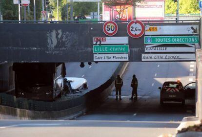 El autobús, de una planta, quedó "decapitado" e incrustado en mitad un túnel demasiado bajo (de 2,60 metros) del Grand Boulevard de la periferia de Lille