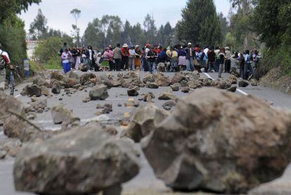 Indígenas ecuatorianos ponen piedras en una carretera en protesta por la Ley de Aguas impulsada por el Gobierno de Quito.