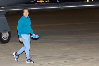 Eyvin Hernández baja de un avión del Departamento de Estado de los EE UU luego de ser liberado, este 20 de diciembre.