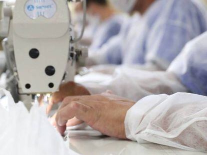 Elaboración de mascarillas de protección clínica en un taller textil.