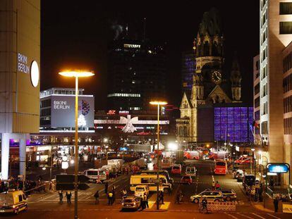 Vista general del lugar donde se estrell&oacute; el cami&oacute;n, en un mercadillo de Berl&iacute;n