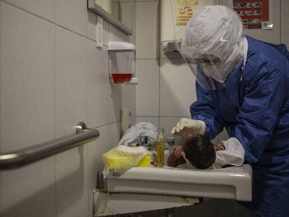 Una enfermera baña a un recién nacido ingresado con covid-19 en el hospital materno infantil Monica Pretelini de Toluca, México, el 29 de mayo de 2020.