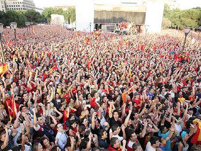 Miles de personas vitorean al equipo español en la plaza de Colón.