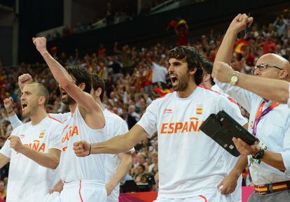 El banquillo español celebra el momento en el que el equipo se pone por delante de Rusia en el partido.