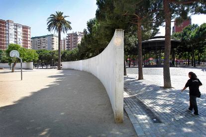 'El muro', escultura de Richard Serra en la plaza de la Palmera del barrio de la Verneda de Barcelona.