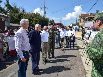 El gobernador del Estado de México, Alfredo del Mazo, y el presidente de México, Andrés Manuel López Obrador, participan en la inauguración de una sucursal del Banco del Bienestar, en el municipio de Morelos, Estado de México.