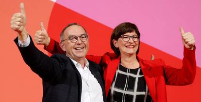 Norbert Walter-Borjans y Saskia Esken celebran su victoria en las elecciones al coliderazgo del Partido Socialdemócrata alemán.